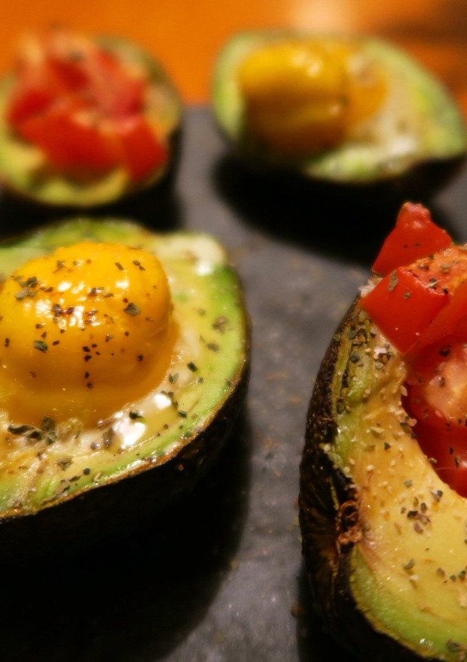 Una foto de Baked Avocado