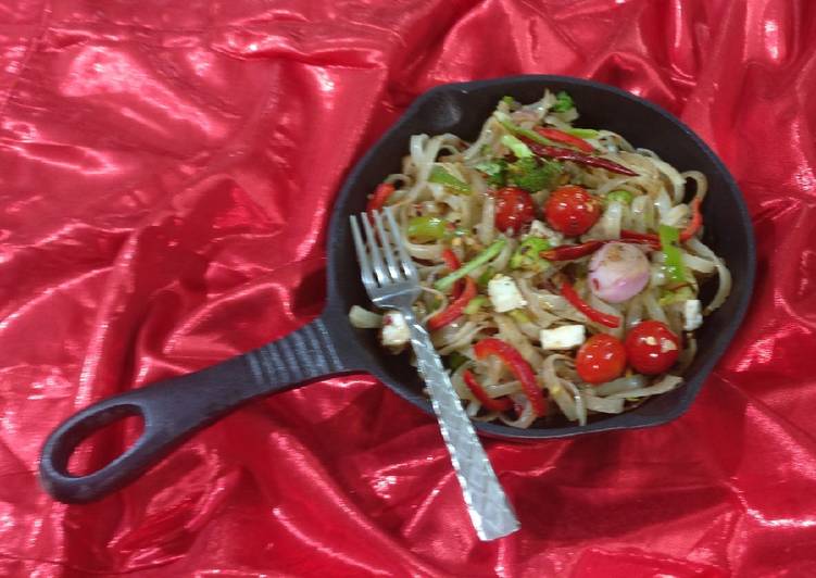 Rice flate noodles with cherry tomatoes &amp; paneer
