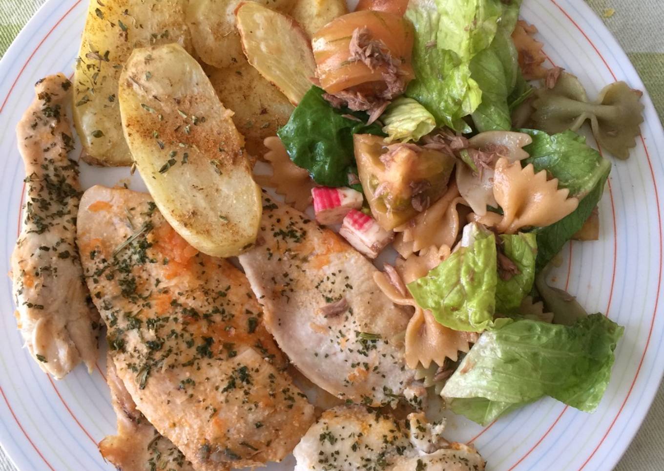 Ensalada de pasta, pollo y patatas al horno