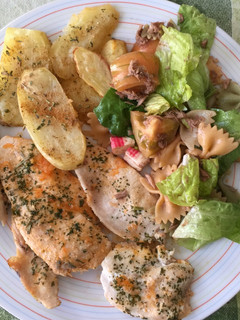 Una foto de Ensalada de pasta, pollo y patatas al horno