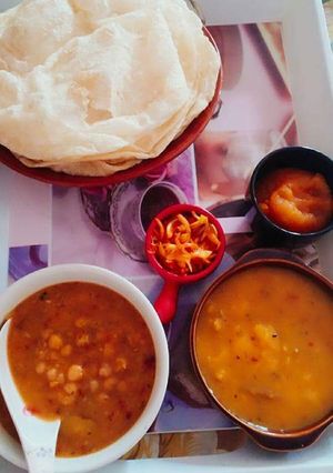 A picture of Halwa, Puri, aloo tarkari & chane ki tarkari.