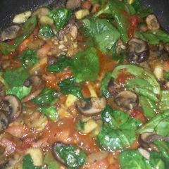 A picture of Basil pesto tomato sauce.