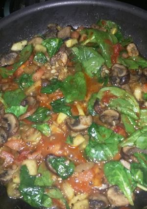 A picture of Basil pesto tomato sauce.