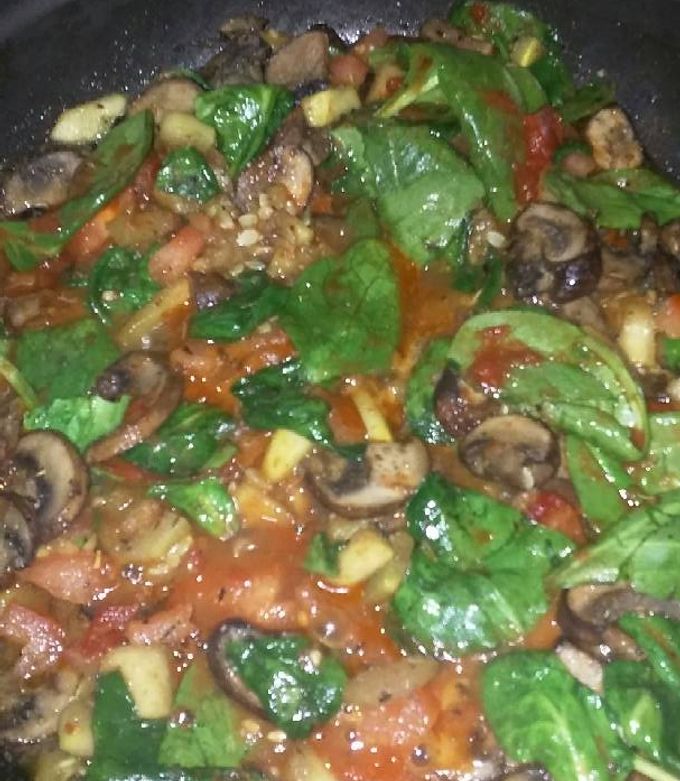 A picture of Basil pesto tomato sauce.