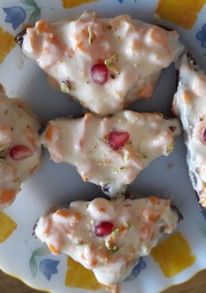 A picture of Shahi tudka with fruit cream.
