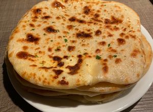 Une photo de Les naans au fromage