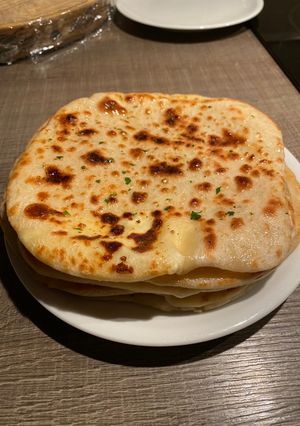 Une photo de Les naans au fromage