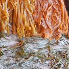 A picture of Fideos caseros huevo-espinaca-morrón.
