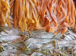 Una foto de Fideos caseros huevo-espinaca-morrón