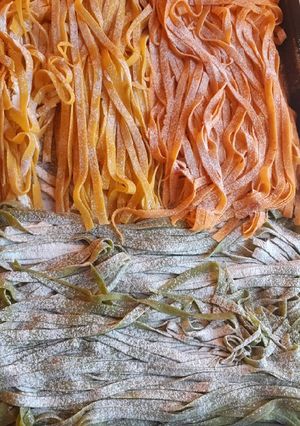 Una foto de Fideos caseros huevo-espinaca-morrón