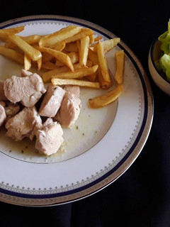Una foto de Daditos de pollo en salsa con tomillo y romero