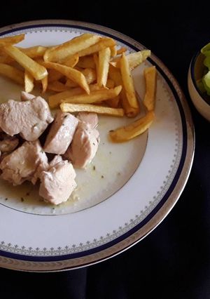 Una foto de Daditos de pollo en salsa con tomillo y romero