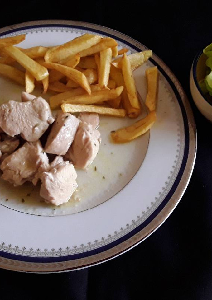 Una foto de Daditos de pollo en salsa con tomillo y romero