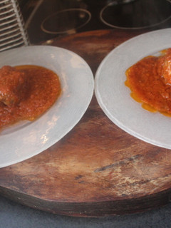 Una foto de Entrecot con sobras de salsa de tomate