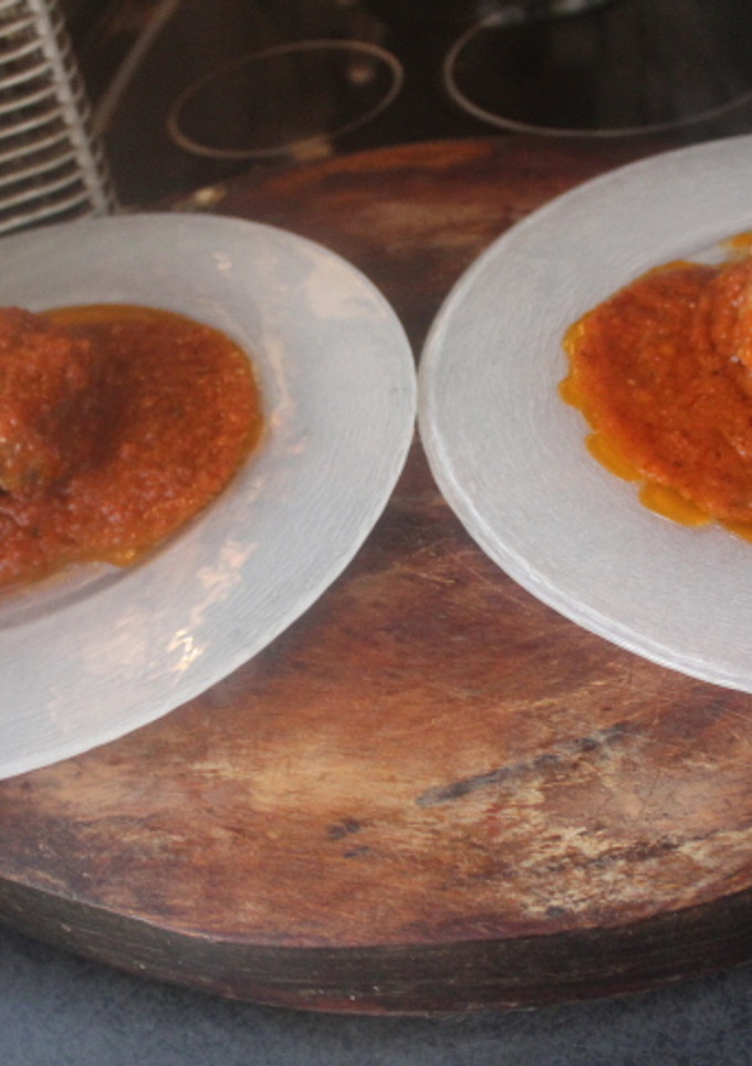Una foto de Entrecot con sobras de salsa de tomate