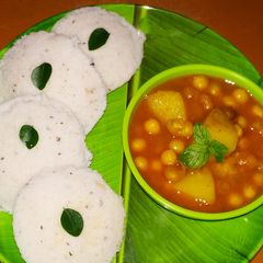 Idli with ghuguni A picture of Idli with ghuguni.