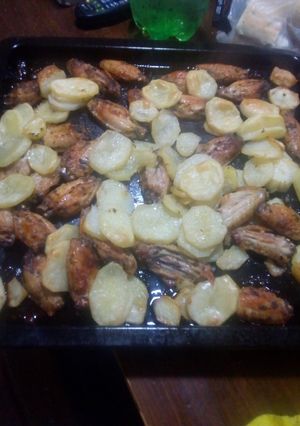 Una foto de Alitas al horno con papas