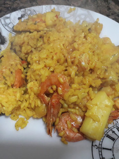 Una foto de Arroz con sepia, gambas y mejillones