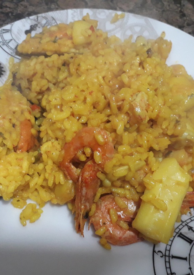 Una foto de Arroz con sepia, gambas y mejillones