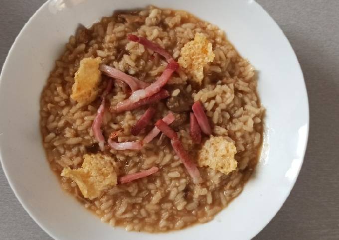 Ricetta di Premiato Risotto con funghi porcini speck croccante cialde di parmigiano