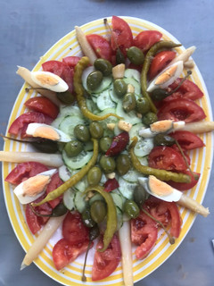 Una foto de Ensalada súper para currantes (7) con encurtidos