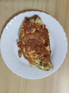 Una foto de Tortilla de salmón y queso