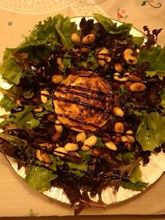 Una foto de Ensalada tibia de rulo de cabra