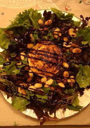 Una foto de Ensalada tibia de rulo de cabra