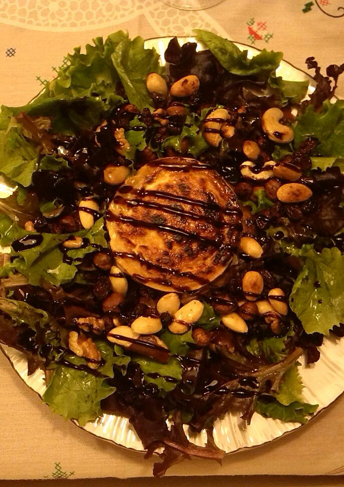 Una foto de Ensalada tibia de rulo de cabra