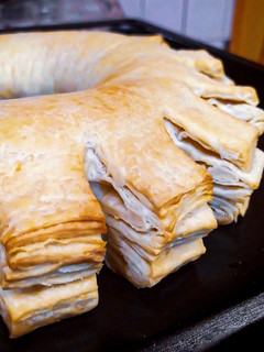 Una foto de Cremona rellena de membrillo y nueces
