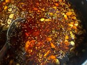 Una foto de salsa de miel con picante
