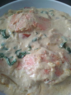 Foto resep Salmon with Creamy Sauce and Baby Spinach