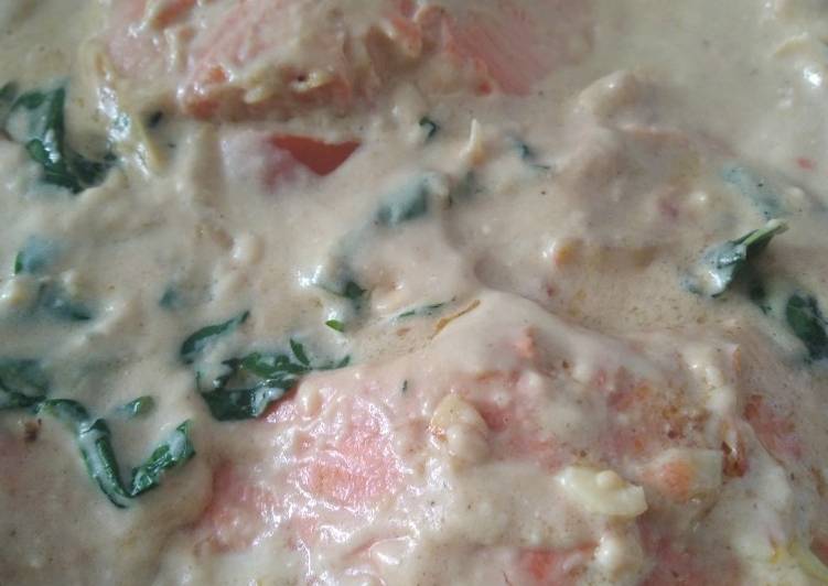 Bahan memasak Salmon with Creamy Sauce and Baby Spinach Lezat