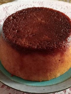 Una foto de Flan de manzana y bizcochos