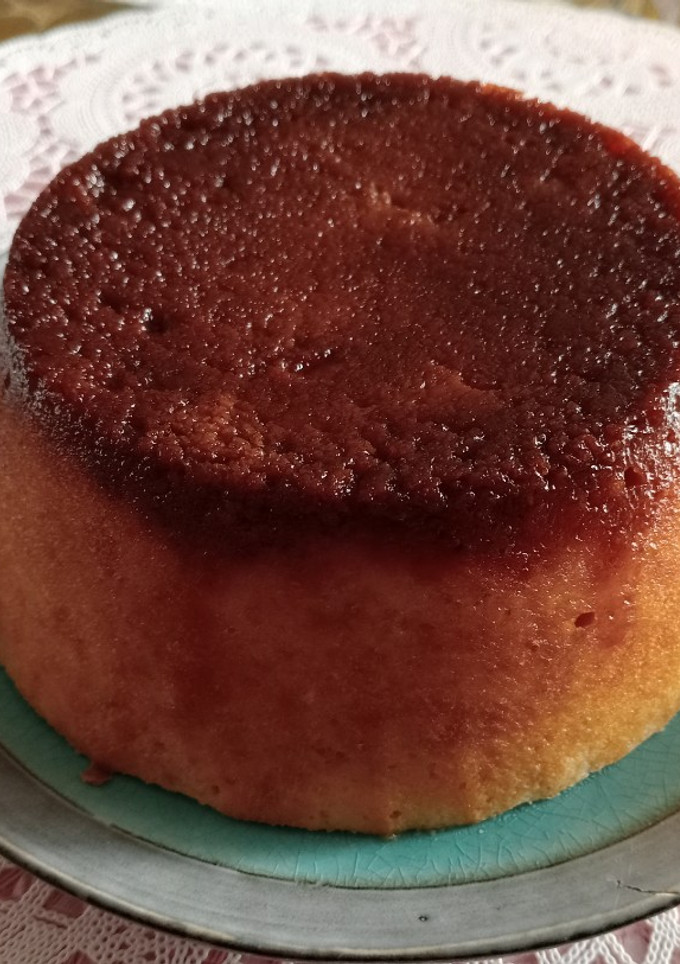 Una foto de Flan de manzana y bizcochos
