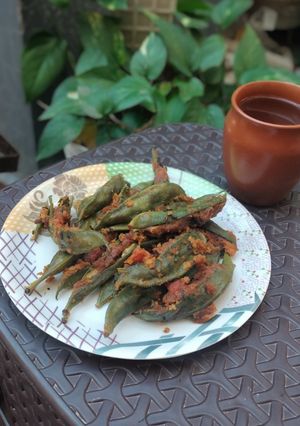 સ્ટ્ફ ફલેટ બિન્સ ઈન દેશી સ્ટાઈલ (Stuffed Flat Beans In Desi Style Recipe In Gujarati) રેસીપી મુખ્ય ફોટો