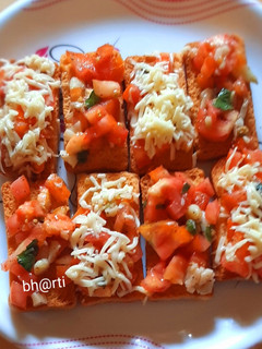 इटालियन बृशेटॉ (Italian bruschetta recipe in marathi) रेसिपी चे मुख्य फोटो
