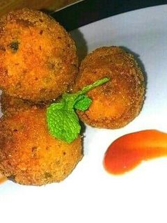 A picture of Crunchy Peanut-Plantain balls.