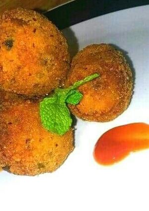 A picture of Crunchy Peanut-Plantain balls.