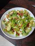 Poke de ensalada con tacos de jamón serrano, huevo duro y aguacate
