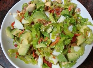 Foto principal de Poke de ensalada con tacos de jamón serrano, huevo duro y aguacate