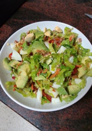 Una foto de Poke de ensalada con tacos de jamón serrano, huevo duro y aguacate