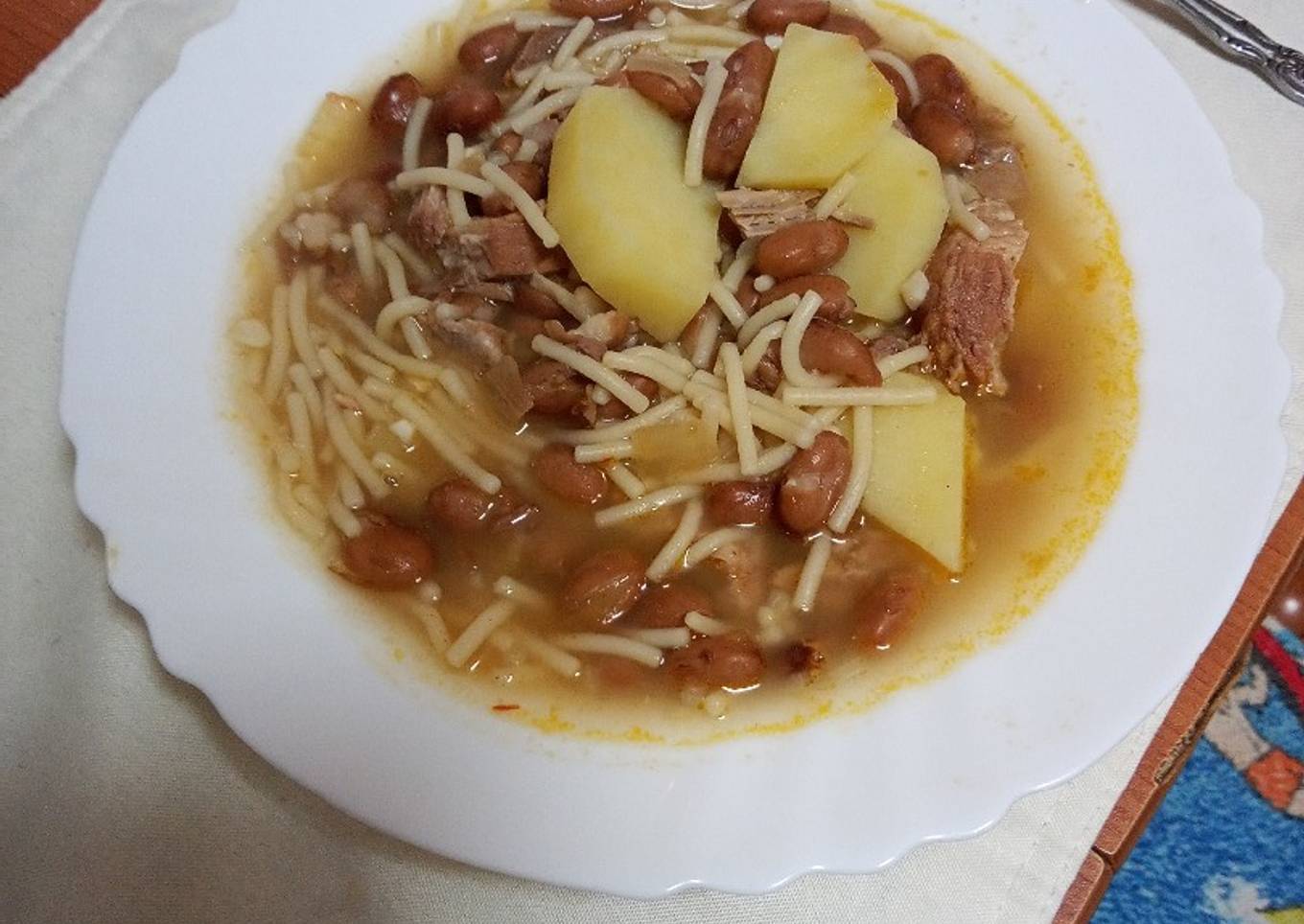 Papas, judías y fideos con costillas