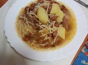 Una foto de papas judías y fideos