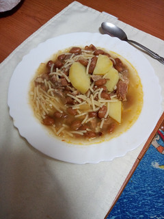 Una foto de Papas, judías y fideos con costillas