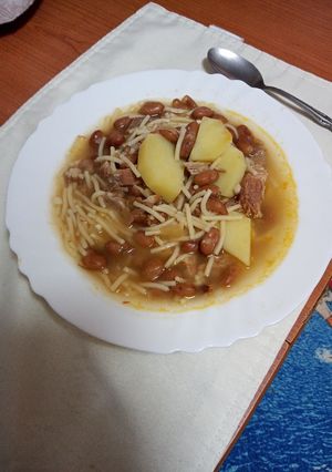 Una foto de Papas, judías y fideos con costillas