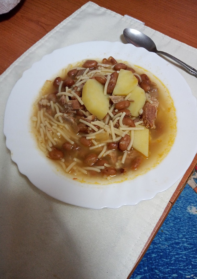 Una foto de Papas, judías y fideos con costillas