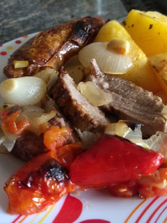 Una foto de Tapa de asado al horno con chorizos, papas y verduras