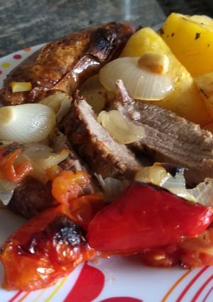 Una foto de Tapa de asado al horno con chorizos, papas y verduras