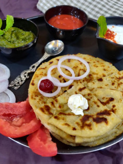 આલુ પરાઠા (Aloo Paratha Recipe In Gujarati) રેસીપી મુખ્ય ફોટો